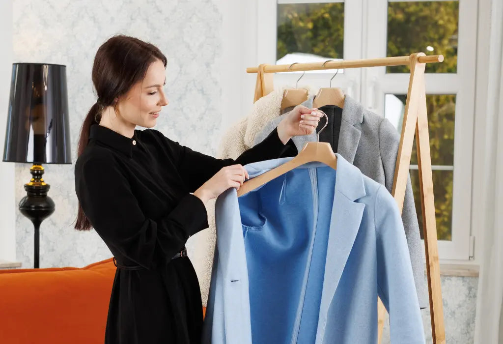Kleiderbügel aus Buchenholz mit hellblauem Mantel